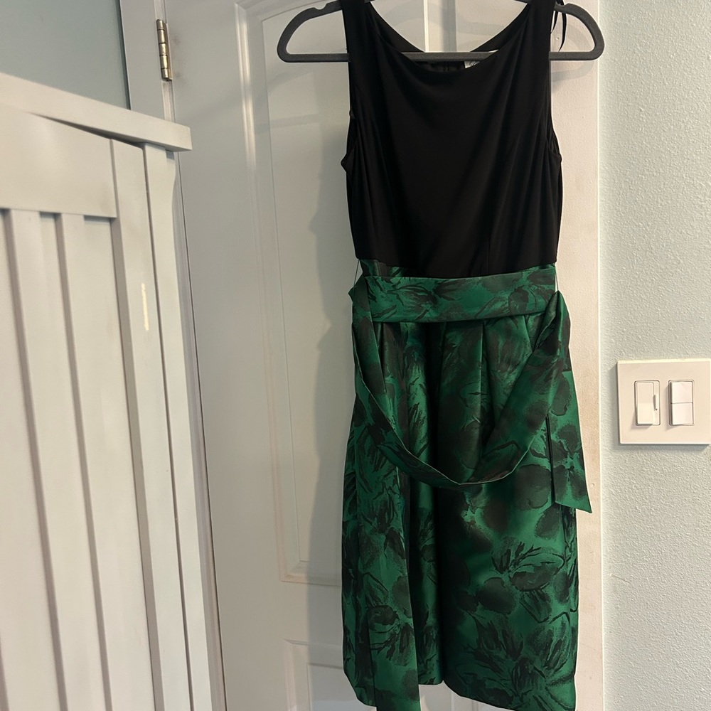 Elegant Black and Green Sleeveless Dress